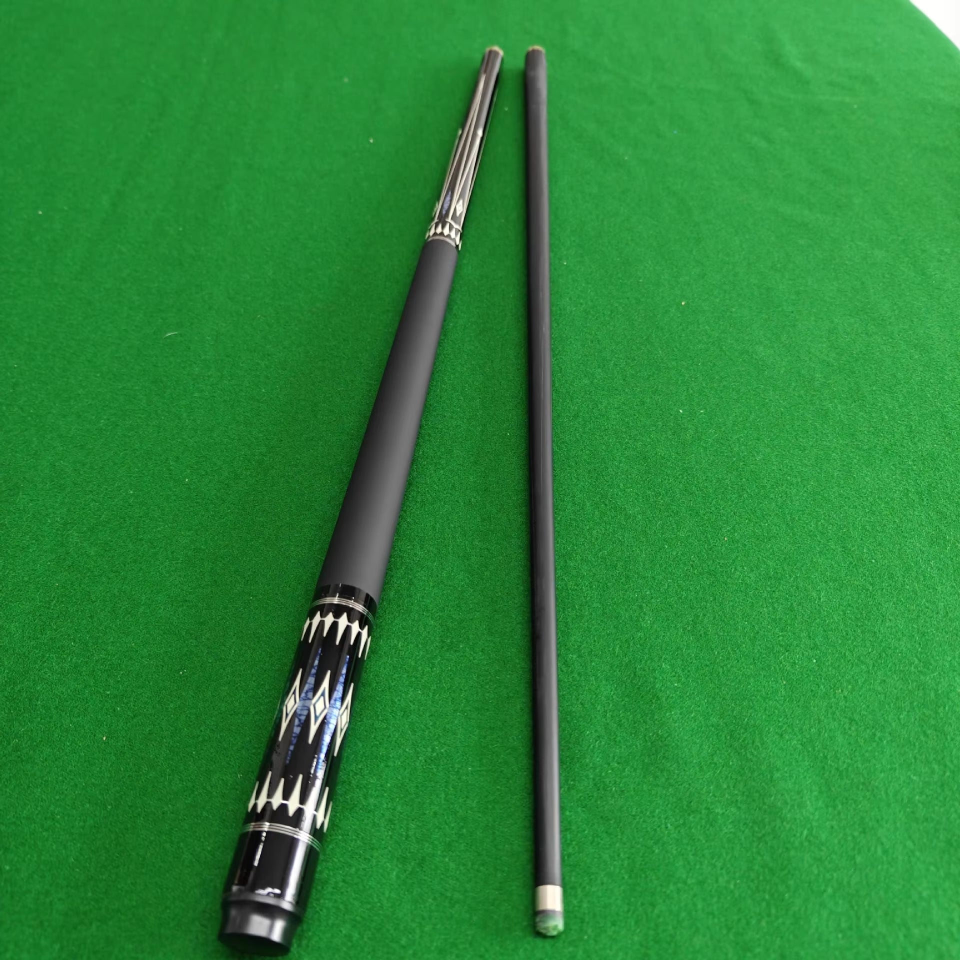 1/2 Split 13MM Leather Head Carbon Fiber Pool Cue With Smooth Feel and Strong Hitting Feeling